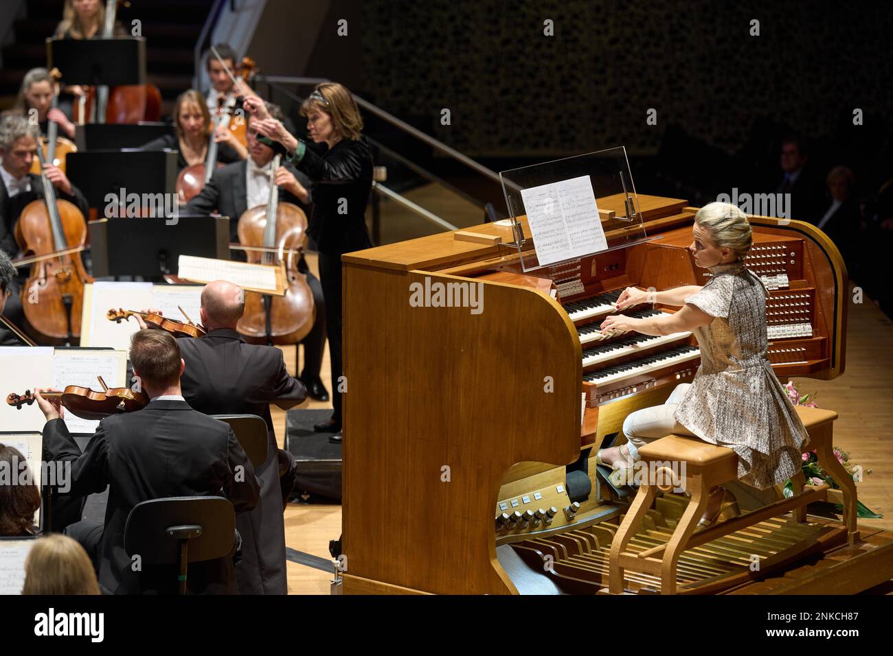 L'organista lettone Iveta Apkalna suona con l'Orchestra di Stato della Rheinische Philharmonie a Koblenzs Rhein-Moselle-Halle. Coblenza Foto Stock