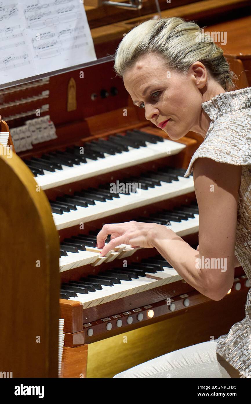 L'organista lettone Iveta Apkalna suona con l'Orchestra di Stato della Rheinische Philharmonie a Koblenzs Rhein-Moselle-Halle. Coblenza Foto Stock