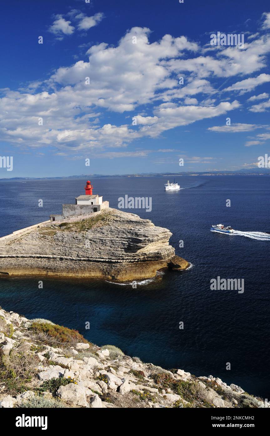 Il faro Phare de la Madonette all'ingresso del porto di Bonifacio, sullo sfondo Sardegna, Corsica, Francia Foto Stock
