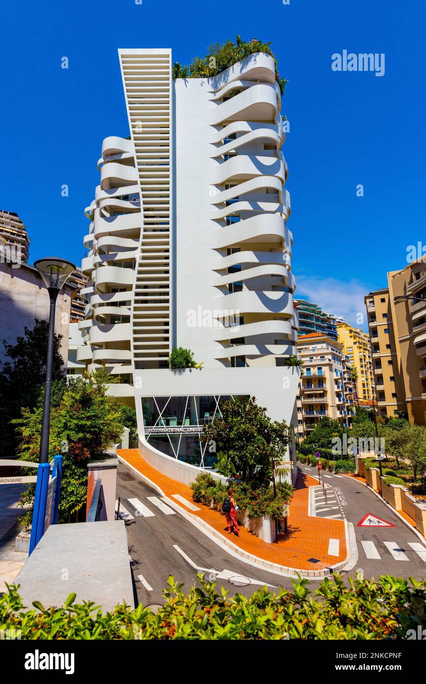 Monaco, Francia - 2 agosto 2022: Edificio dell'Università Internazionale di Monaco sulla costa della Costa Azzurra nel quartiere Les Revoires di Monaco Principate Foto Stock
