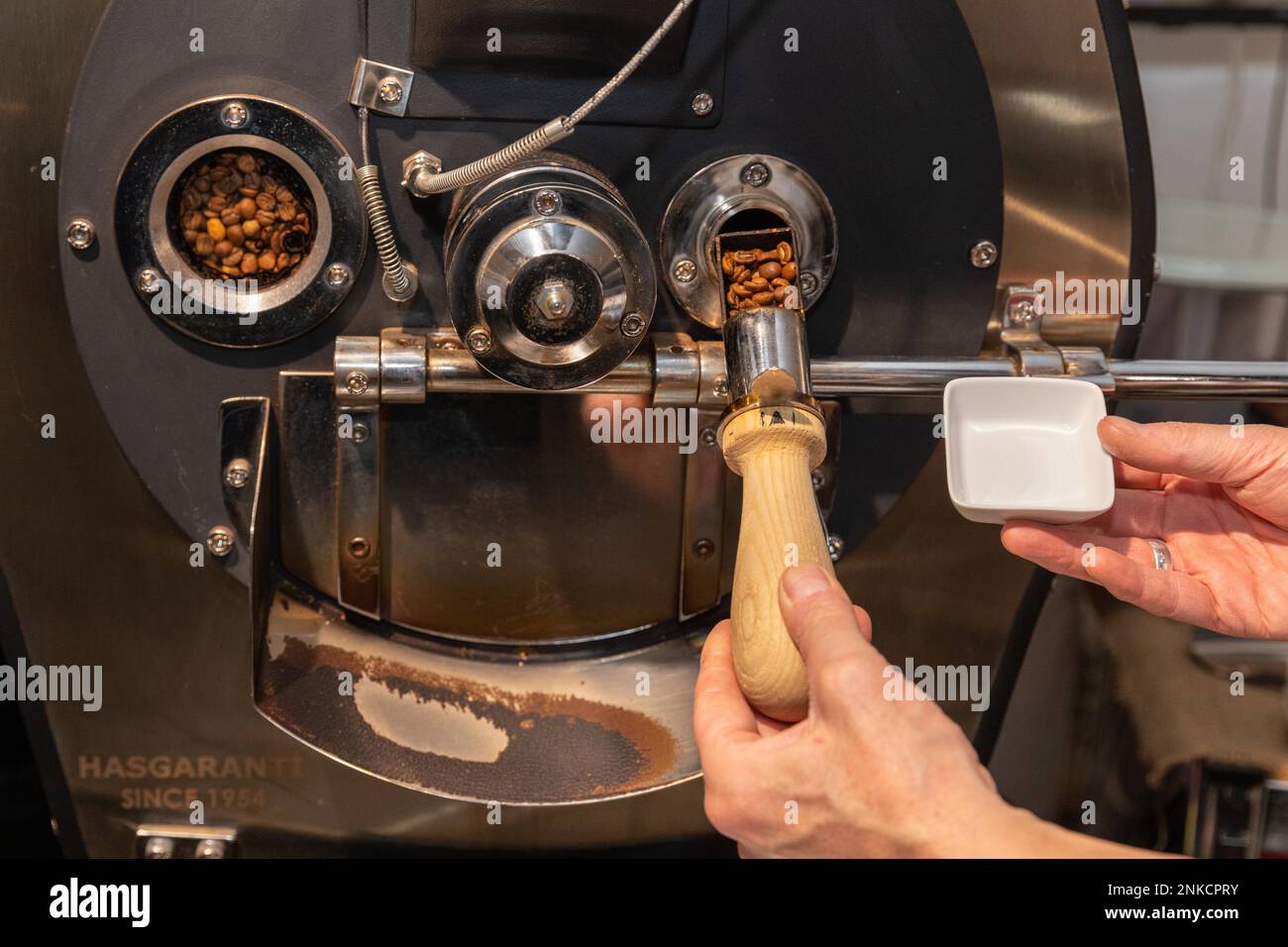 Viene controllato il grado di tostatura, il tamburo di tostatura, il processo di tostatura del caffè, la macchina per la tostatura del caffè, Kaffeeroesterei Maassen, Dinkelsbuehl, Medio Foto Stock