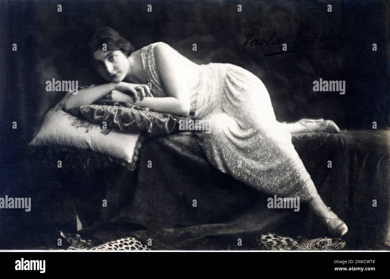 1920 : l'attrice italiana del cinema e del teatro PAOLA BORBONI ( Golese di Parma 1900 - Bodio Lomnago , Varese 1995 ) - CINEMA - TEATRO - attrice cinematografica e teatrale - sorriso - ritratto - ritratto - abito lamé - scarpe - scarpe - calze a rete - cuscini - cuscini - cuscino - prima - autografo - Teatro --- Archivio GBB Foto Stock