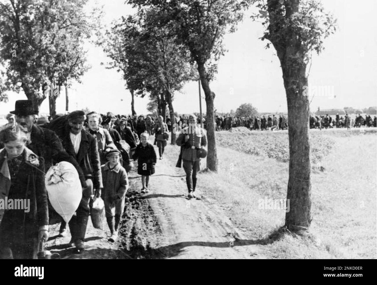 Espulsione di massa dei polacchi nel 1939 come parte della pulizia etnica tedesca della Polonia occidentale allegata al Reich. Milioni di polacchi sono stati sfrattati dalla loro proprietà e inviati a vivere nella Polonia centrale (che i nazisti hanno chiamato il governo generale), dove hanno vissuto e sono morti in condizioni spaventose. Le case vuote e le fattorie sono state date ai tedeschi. Foto di Bundesarchiv, R 49 Bild-0131 / Wilhelm Holtfreter / CC-BY-SA 3,0, CC BY-SA 3,0 de, https://commons.wikimedia.org/w/index.php?curid=5372093 Foto Stock