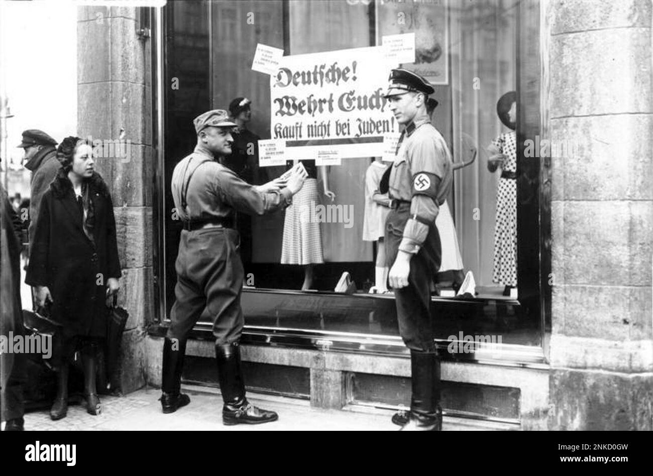 I paramilitari SA all'esterno di un negozio di Berlino che pubblicano cartelli con: "Deutsche! Wehrt Euch! Kauft nicht bei Juden!" ('tedeschi! Difendetevi! Non comprate dagli ebrei!'). Photo Bundesarchiv, Bild 102-14468 / Georg Pahl / CC-BY-SA 3,0, CC BY-SA 3,0 de, https://commons.wikimedia.org/w/index.php?curid=5415525 Foto Stock