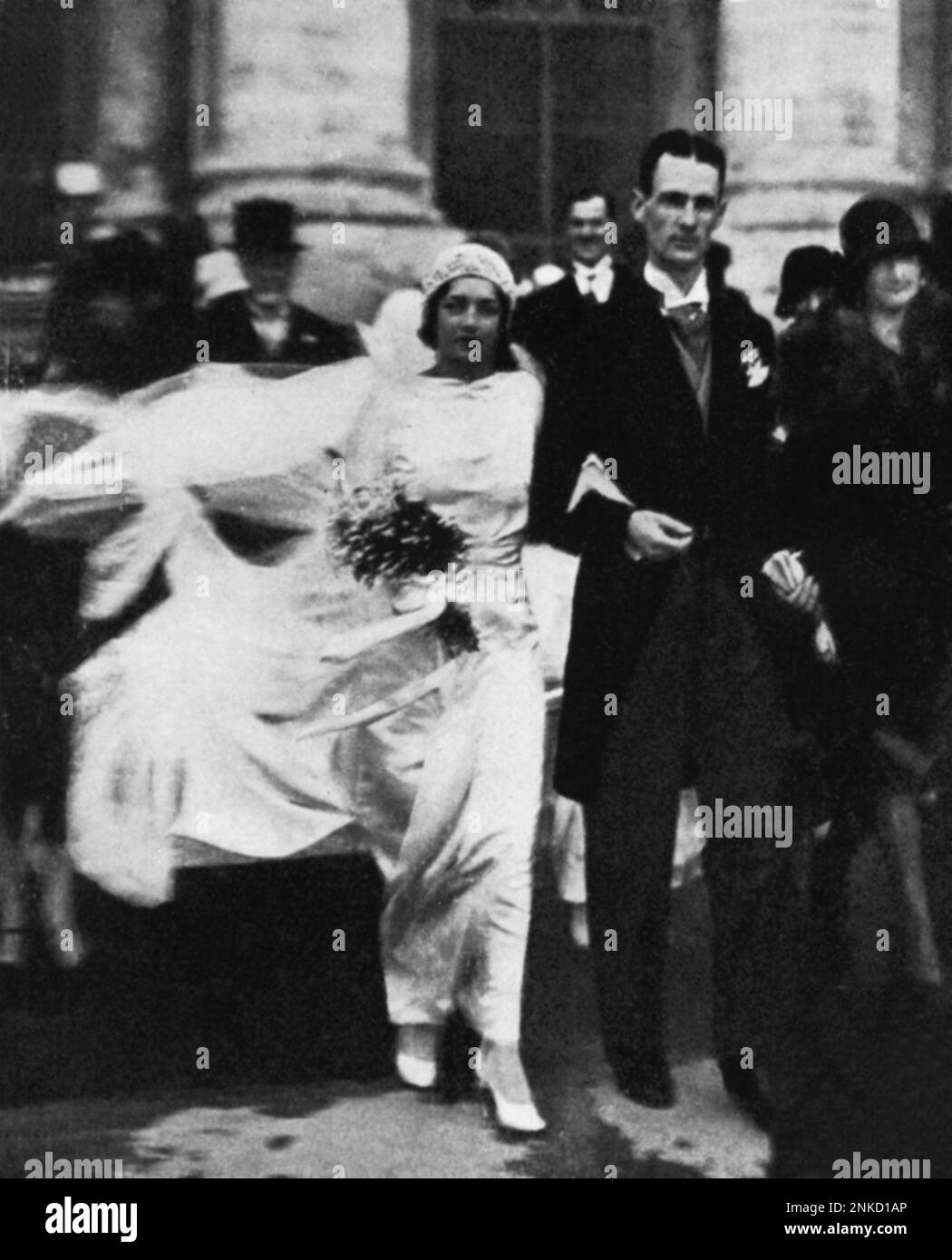 1929 , novembre , Roma , Italia : la contessa TERESA dei conti Martini MARESCOTTI di Parrano (1909 - 1973) sposò la gru americana John Oliver (nata nel 1899 ) nella cappella privata del Palazzo del Principe Alessandro RUSPOLI , zio della sposa . Mister Crane era per quattro anni segretario del presidente Masaryk della Cecoslovacchia , e suo padre, signor Charles Richard Crane , era formamente ministro americano della Cina . TERESA come figlia del conte Alessandro Martini Marescotti ( 1871 - 1941 ) e Donna Laura dei principi Ruspoli di Cerveteri ( 1878 - 1960 ) - collana di perle - perla - perla Foto Stock