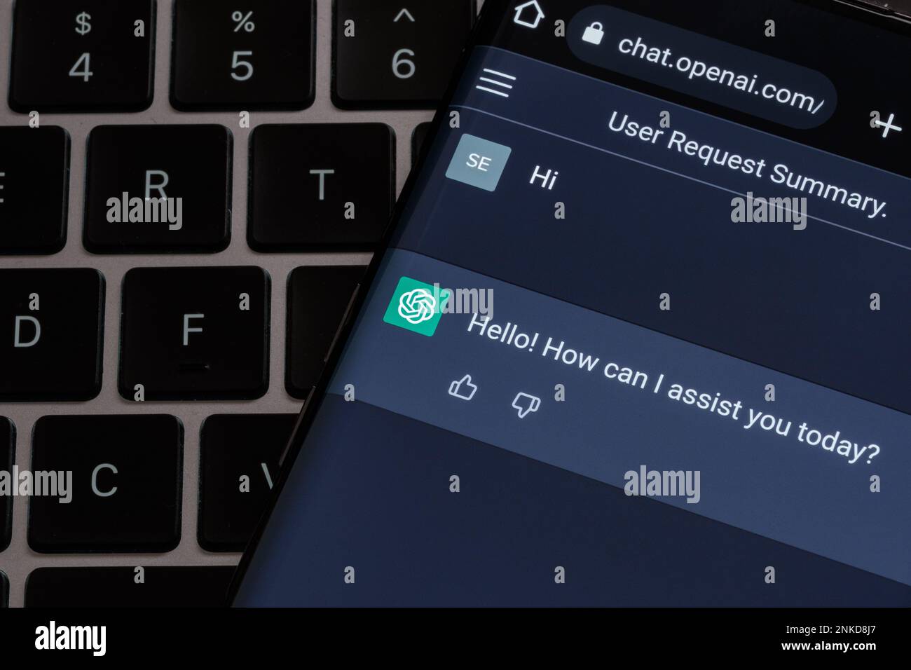 Schermo del bot chat di ChatGPT reale visto sullo smartphone posizionato sulla tastiera del computer portatile. Stafford, Regno Unito, 23 febbraio 2023 Foto Stock