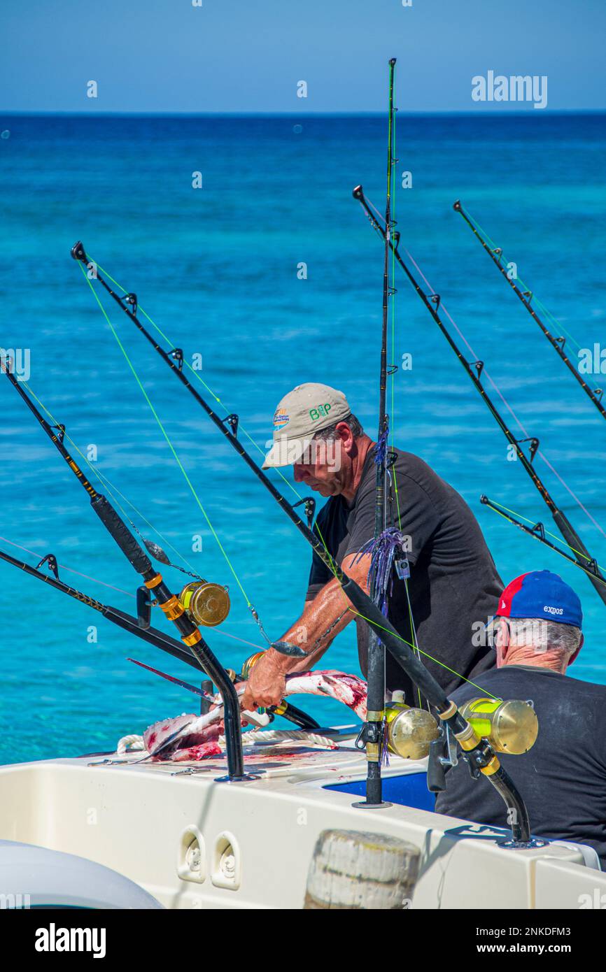Due uomini caucasici pronti a partire per un viaggio di pesca, Roatan, Honduras. Foto Stock