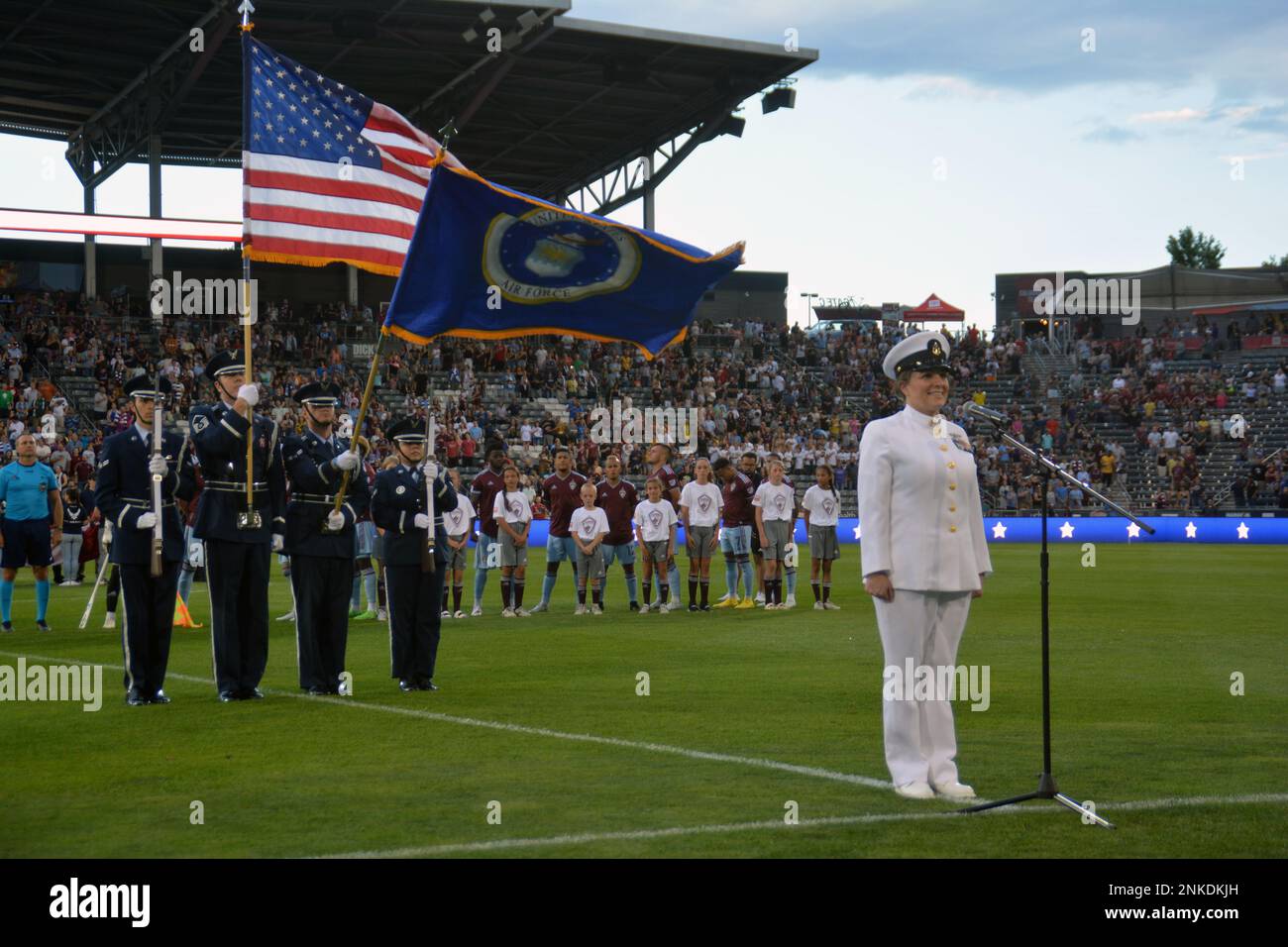 Il Senior Chief Petty Officer Kristy Lock canta l'inno nazionale durante l'apertura dell'evento notturno di apprezzamento militare delle Colorado Rapids. Foto Stock