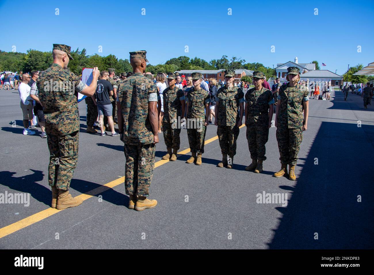 STATI UNITI Gli ufficiali Marines sono all'attenzione durante la cerimonia di giuramento presso la Officer Candidate School della base del corpo Marino Quantico, va, il 13 agosto 2022. Quattro di questi ufficiali fanno parte del Platoon Leaders Course Law Program e diverranno Judge Advocates è una rara occasione di 4 donne che perseguono questa carriera nel corpo Marino. Foto Stock