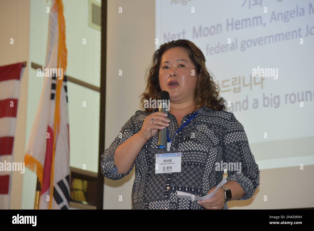 Moon Hemm, un dipendente della USACE da oltre 12 anni, tellmembers della North Alabama Korean Association la sua storia personale di come ha scelto una carriera presso il Centro Huntsville durante la celebrazione del Gwangbokjeol da parte del NAKA, noto anche come National Liberation Day nella Repubblica di Corea del Sud. Foto Stock