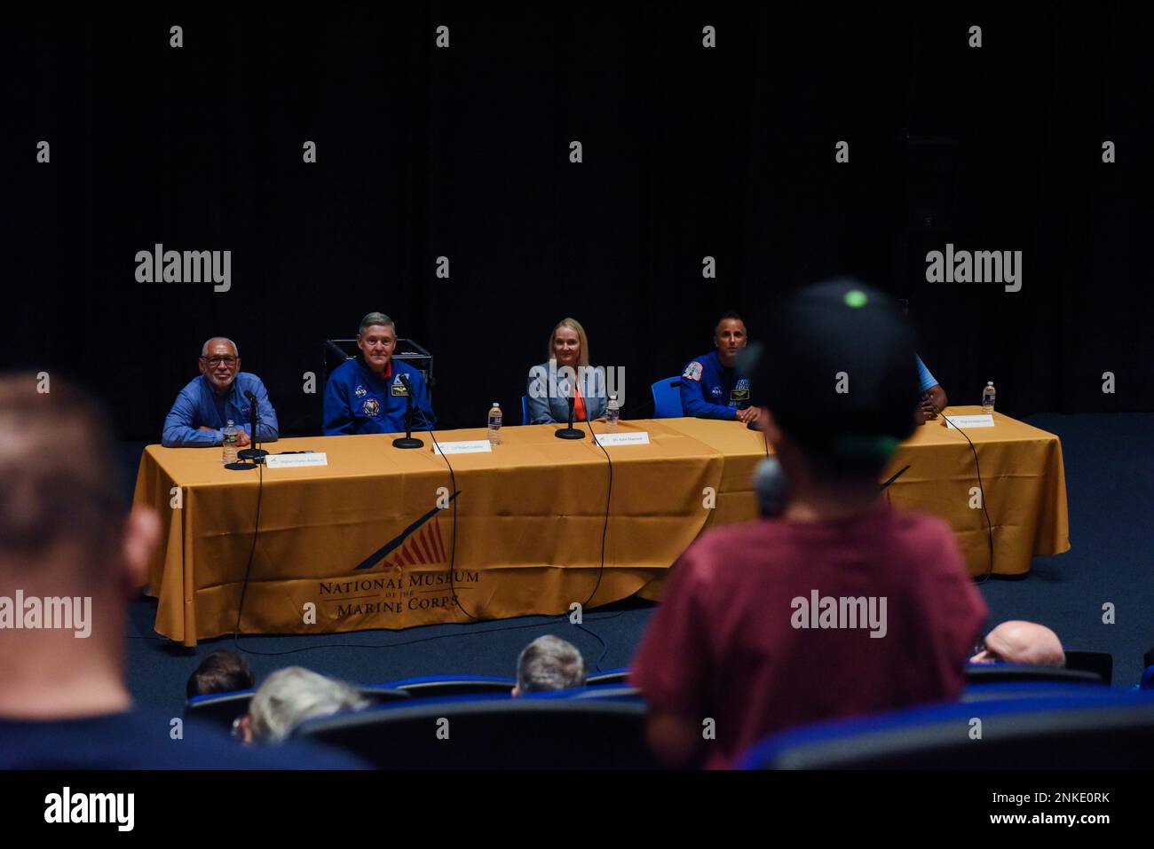 Gli astronauti marini e il personale della NASA rispondono alle domande della folla durante la discussione del panel “viaggio nello spazio: Storie di Marines” presso il Museo Nazionale del corpo Marino nel Triangolo, Virginia, agosto 13. La discussione è stata orchestrata in modo da poter descrivere il loro viaggio dagli Stati Uniti Corpo marino alla NASA. Foto Stock