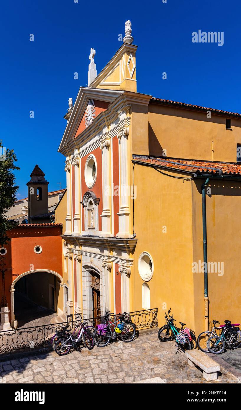 Antibes, Francia - 4 agosto 2022: Chiesa della Cattedrale di nostra Signora dell'Immacolata Concezione in Rue de Saint Espirit nel centro storico di Antibes re Foto Stock