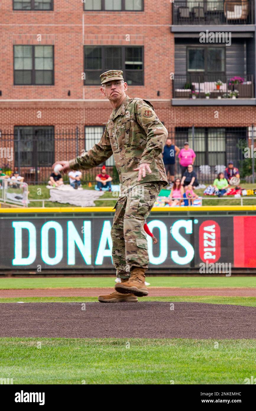 Il generale Duke Z. Richardson, Air Force Materiel Command Commander, lancia un primo campo d'onore durante una partita di baseball dei Dayton Dragons il 13 agosto 2022 durante la serata American Celebration al Day Air Ballpark di Dayton, Ohio. American Celebration night includeva esposizioni statiche militari, distacco dei colori da parte della guardia d'onore della base dell'aeronautica Wright-Patterson e il giuramento di nuove reclute dell'aeronautica e della marina. Foto Stock