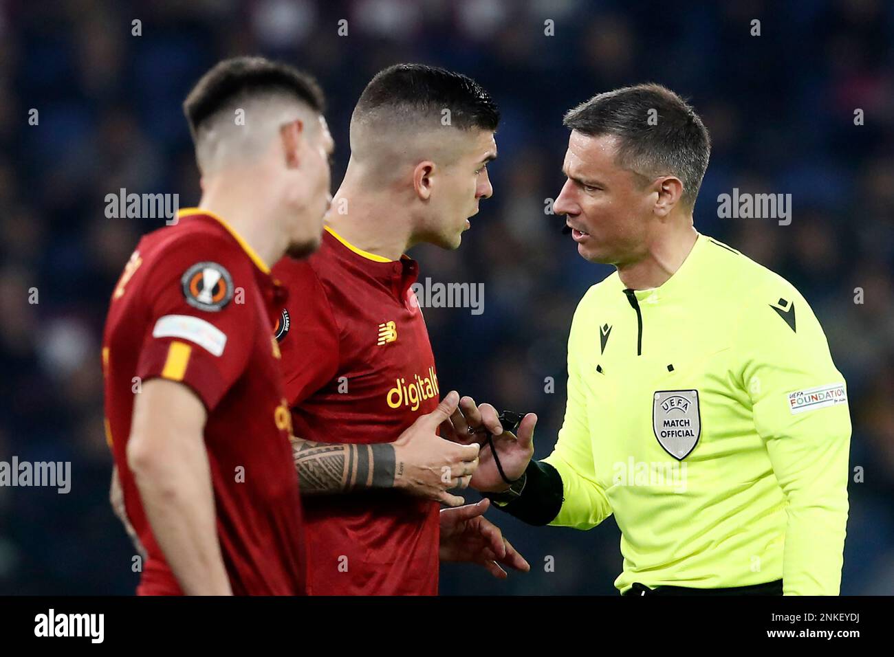 Roma, Italia. 23rd Feb, 2023. Gianluca Mancini, centro, di AS Roma, discute con l'arbitro Slavko Vincic, a destra, durante la partita di calcio della UEFA Europa League di seconda gamba tra Roma e Salisburgo allo stadio olimpico di RomeÕs, il 23 febbraio 2023. Roma ha vinto 2-0 per partecipare al round del 16. Credit: Riccardo De Luca - Update Images/Alamy Live News Foto Stock