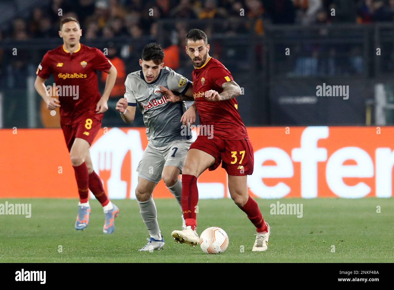 Roma, Italia. 23rd Feb, 2023. Leonardo Spinazzola, di AS Roma, a destra, è sfidato da Nicolas Capaldo, di Salisburgo, durante la partita di calcio di seconda tappa della UEFA Europa League tra Roma e Salisburgo allo stadio olimpico di RomeÕs, il 23 febbraio 2023. Roma ha vinto 2-0 per partecipare al round del 16. Credit: Riccardo De Luca - Update Images/Alamy Live News Foto Stock