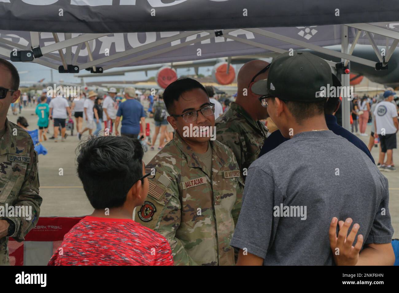 I partecipanti al programma aereo parlano con gli Stati Uniti Air Force Airmen negli Stati Uniti Tenda di informazioni dell'aeronautica militare come parte del 2022 Kaneohe Bay Air Show, Marine Corps Air Station Kaneohe Bay, Marine Corps base Hawaii, 14 agosto 2022. Il programma aereo ha offerto a MCBH l'opportunità di promuovere relazioni positive con la comunità locale, fornendo al contempo un'esperienza unica al pubblico. Il Kaneohe Bay Air Show, che conteneva performance aeree, esposizioni statiche, dimostrazioni e venditori, è stato progettato per esprimere l'apprezzamento della MCBH ai residenti delle Hawaii e il loro continuo supporto all'installazione. Foto Stock