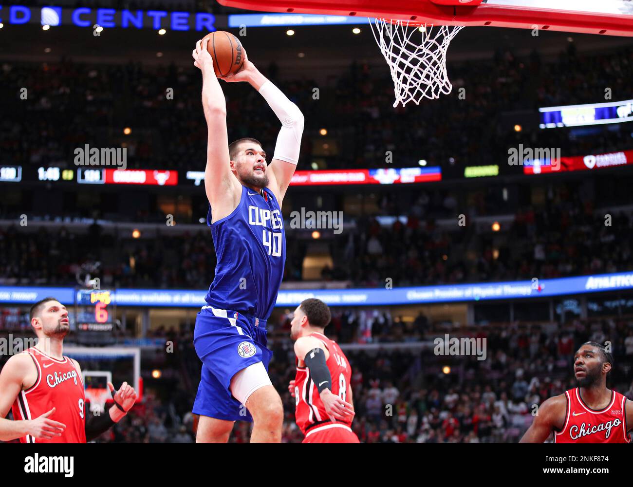 CHICAGO, IL - MARCH 31: Los Angeles Clippers center Ivica Zubac (40) in action during the overtime during a NBA game between the Los Angeles Clippers and the Chicago Bulls on March 31, 2022 at the United Center in Chicago, IL. (Photo by Melissa Tamez/Icon Sportswire) (Icon Sportswire via AP Images) Foto Stock