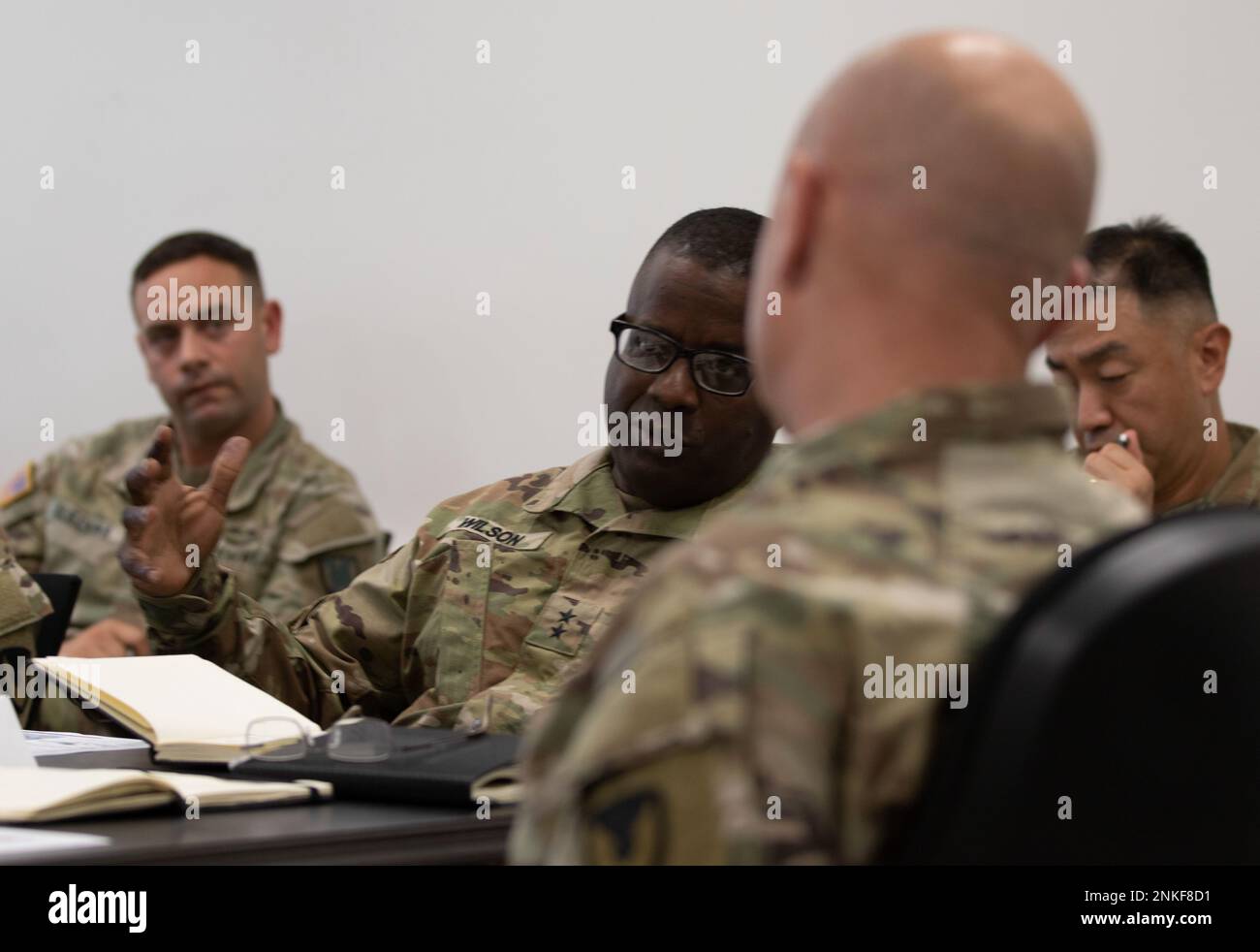 Gen. David Wilson, comandante generale degli Stati Uniti Il comando per la sostenibilità dell'esercito condivide informazioni durante una visita alla sede del V Corps, schierata in avanti a Camp Kościuszko, Polonia, il 14 agosto 2022. Durante la visita, diversi dirigenti senior hanno informato il Gen. Edward Daly, comandante generale degli Stati Uniti Comando militare Materiel, per quanto riguarda le attuali operazioni e le esigenze di supporto del V Corps. Foto Stock