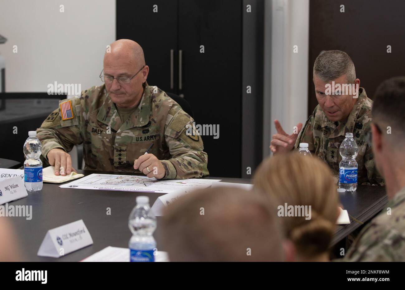 Il generale Jeffrey Broadwater, vice comandante generale del V corpo, condivide le informazioni durante un briefing al generale Edward Daly, comandante generale degli Stati Uniti Il comando dell'esercito Materiel, durante la sua visita alla sede del V corpo schierato a Camp Kościuszko, Polonia, il 14 agosto 2022. La visita e il briefing hanno consentito ai leader senior del V Corps di discutere le attuali operazioni e le esigenze di supporto del V Corps. Foto Stock