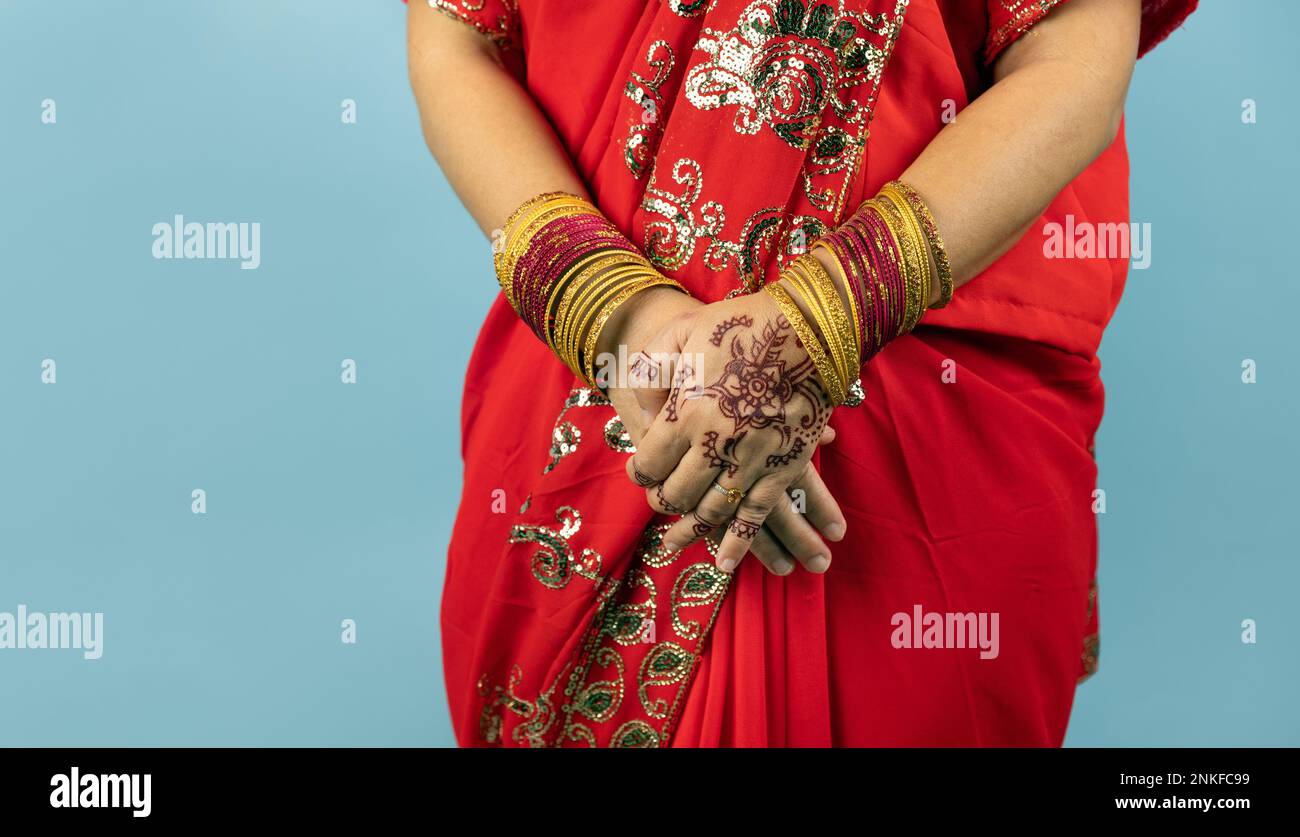 Donna indù dipingere mehndi a portata di mano in costume tradizionale indiano abito marea. Foto Stock