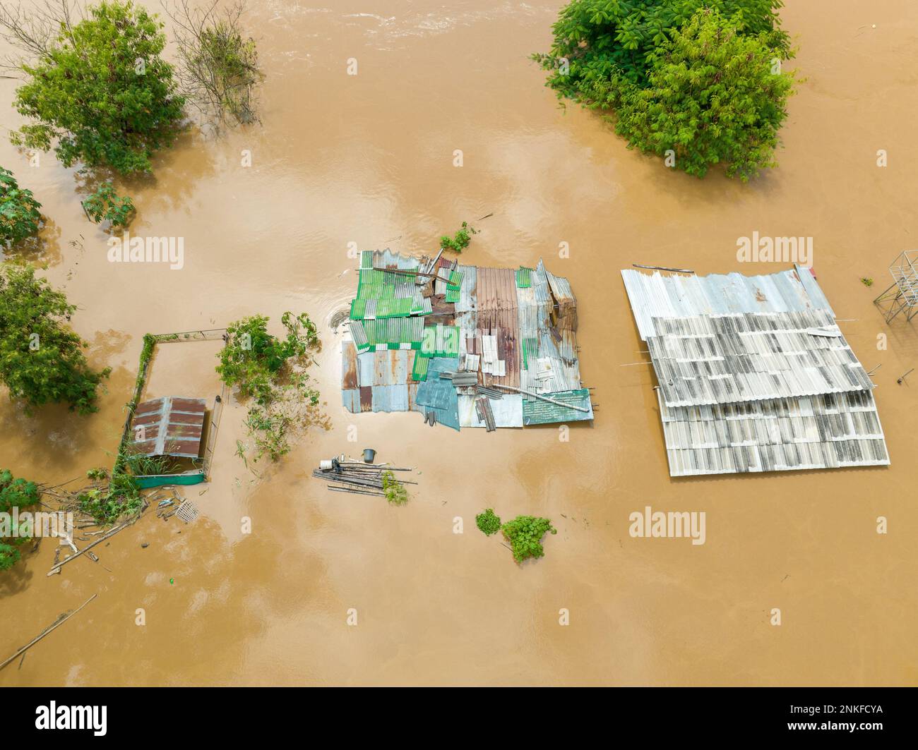 Vista aerea di un'alluvione nel sud-est asiatico a causa delle forti piogge e del fenomeno la Nina. Foto Stock