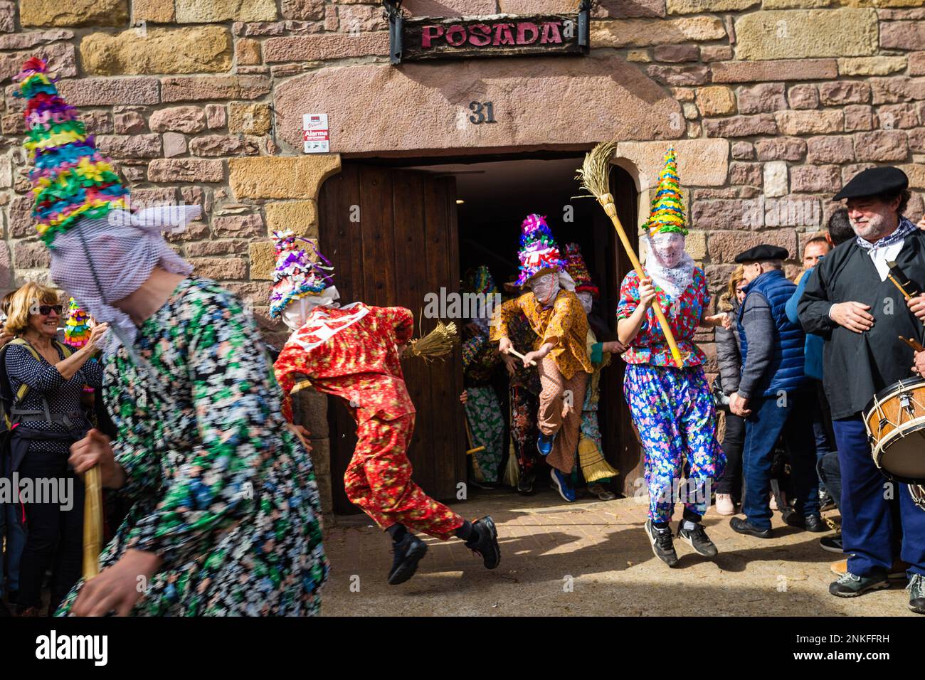 Lantz, Navarra, Spagna. 21st Feb, 2023. Un gruppo di Txatxos, personaggi che rappresentano la popolazione di Lantz che, vestita di pelli di animali e abiti vecchi e colorati, trasportando scope di paglia e con i loro volti coperti, sono incaricati di gridare, molestare e attaccare tutte le persone presenti nel carnevale. Il Carnevale Rurale di Lanz, è una festa di interesse turistico che si svolge nella provincia di Navarra, nel nord della Spagna. Una volta all'anno personaggi di una favola di storie prendono le strade di questa cittadina, nella regione dei Pirenei Navarrese e le fanno proprie. I loro nomi Foto Stock