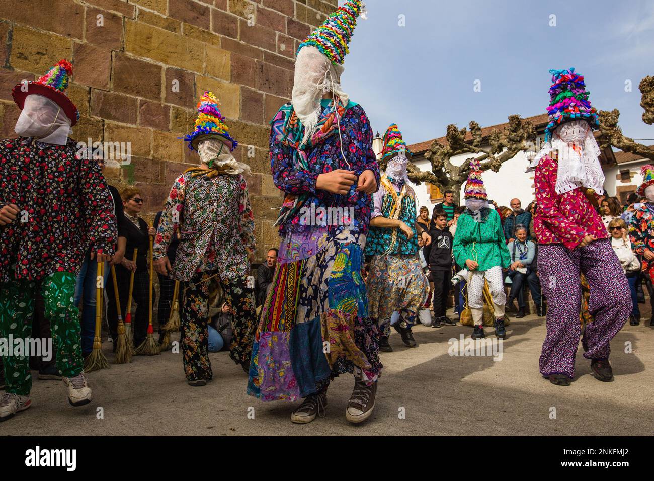 Lantz, Navarra, Spagna. 21st Feb, 2023. Sei Txatxos, personaggi che rappresentano la popolazione di Lantz, ballano intorno al malvagio bandito Miel Otxin. Il Carnevale Rurale di Lanz, è una festa di interesse turistico che si svolge nella provincia di Navarra, nel nord della Spagna. Una volta all'anno personaggi di una favola di storie prendono le strade di questa cittadina, nella regione dei Pirenei Navarrese e le fanno proprie. I loro nomi sono: Miel Otxin, Ziripot, Zaldiko e Txatxos. (Credit Image: © Nacho Boullosa/SOPA Images via ZUMA Press Wire) SOLO PER USO EDITORIALE! Non per USO commerciale! Foto Stock