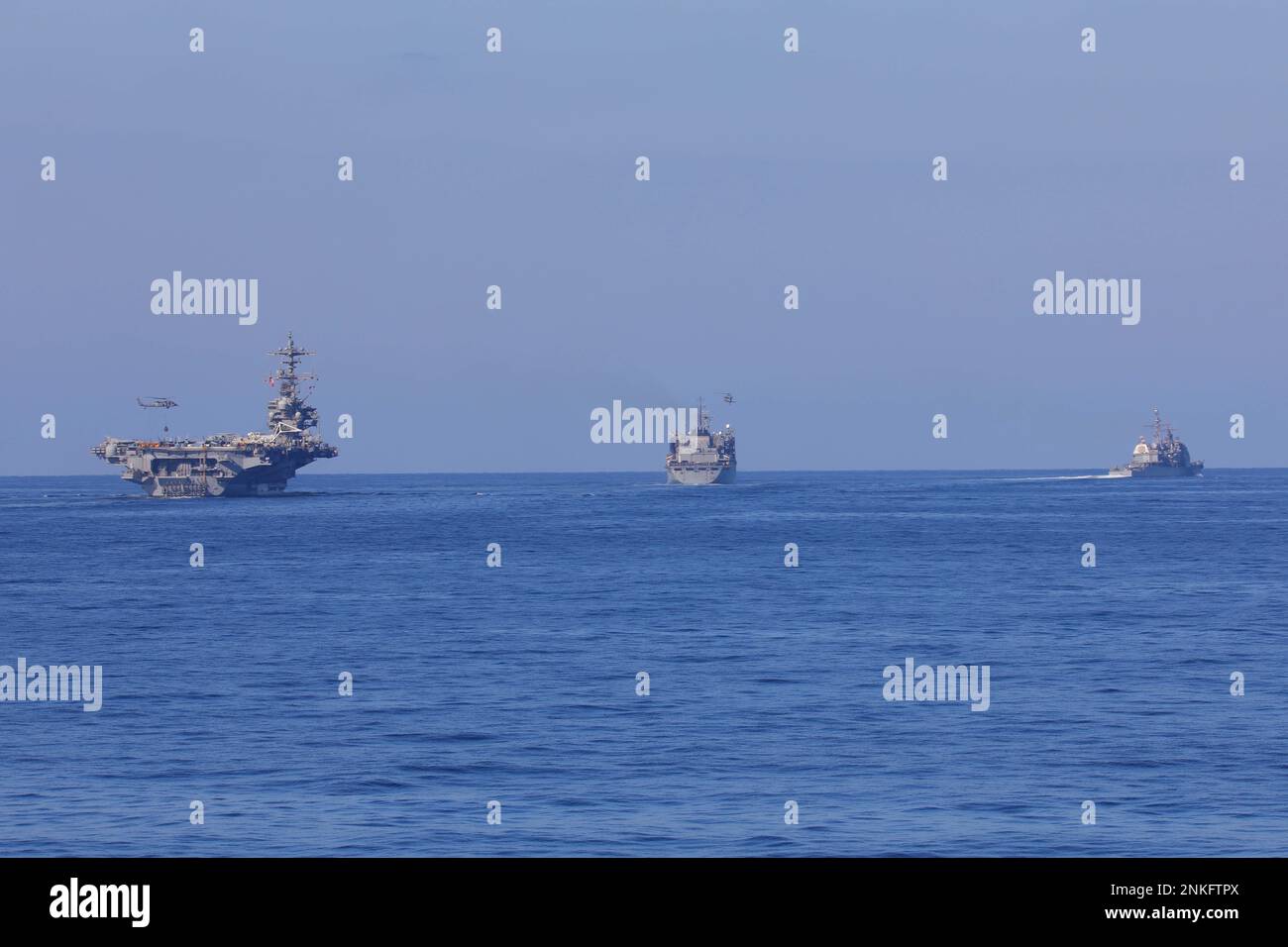 230217-N-EH998-1023 MAR MEDITERRANEO (17 febbraio 2023) la portaerei di classe Nimitz USS George H. W. Bush (CVN 77), a sinistra, e l'incrociatore missilistico guidato di classe Ticonderoga Leyte Gulf (CG 55), a destra, completano un rifornimento in mare con la nave di supporto rapido al combattimento USNS Arctic (T-AOE 8, 17 febbraio 2023. The George H.W. Bush Carrier Strike Group è in fase di implementazione pianificata negli Stati Uniti Naval Forces Europe area of Operations, impiegato dagli Stati Uniti Sesta flotta per difendere gli interessi degli Stati Uniti, degli alleati e dei partner. (STATI UNITI Foto Navy di Mass Communication Specialist 2nd Class Cryton Vandiesal) Foto Stock