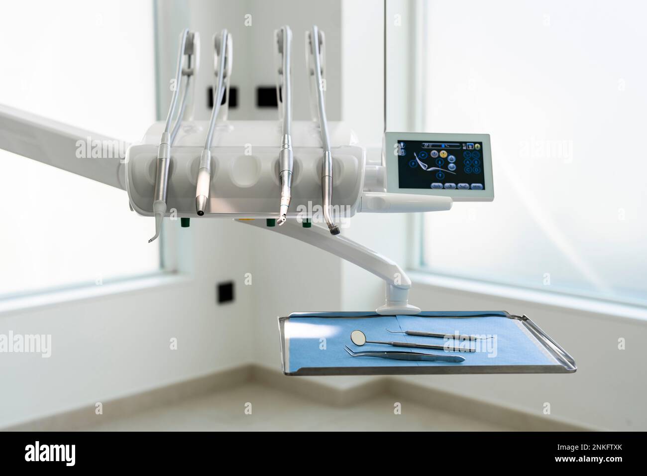 Attrezzi e attrezzature dentali in clinica Foto Stock