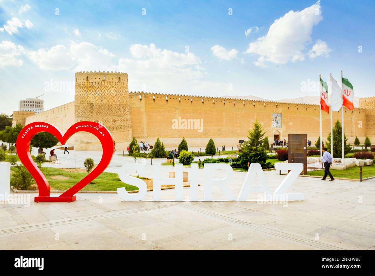 Shiraz, Iran - 10th giugno - 2022: Shiraz segno con fortezza panoramica e turistico Foto Stock