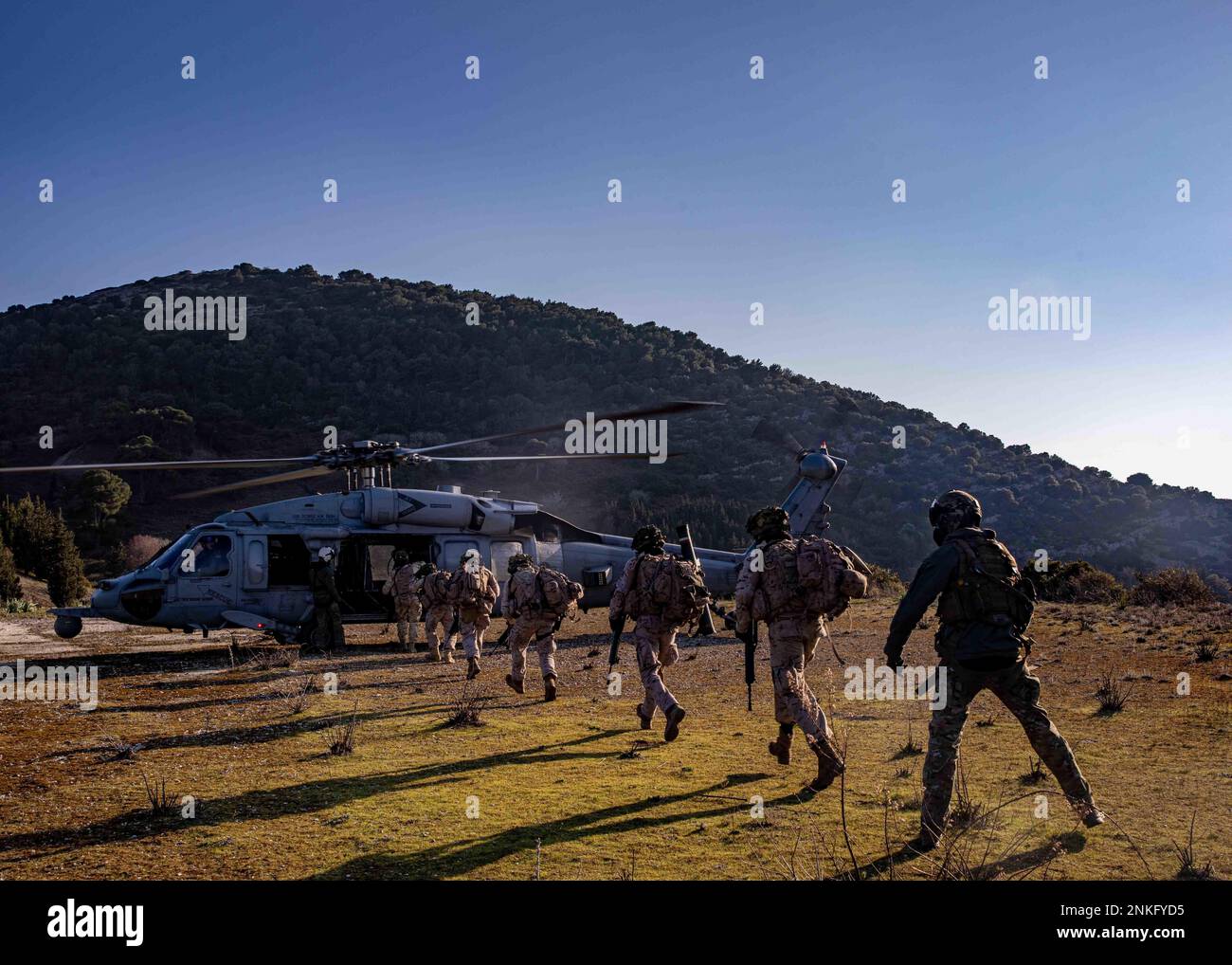 230222-N-YD731-1009 ALBANIA (22 febbraio 2023) i Marines spagnoli salpano a bordo di un elicottero MH-60s Nighthawk durante l'addestramento all'interoperabilità, 22 febbraio 2023. Carrier Air Wing (CVW) 7 è la componente offensiva di Carrier Strike Group (CSG) 10 e George H.W. Boccola CSG. Gli squadroni del CVW-7 sono lo Strike Fighter Squadron (VFA) 143, VFA-103, VFA-86, VFA-136, lo Squadrone di allarme rapido (VAW) 121, lo Squadrone di attacco elettronico (VAQ) 140, lo Squadrone di combattimento del mare dell'elicottero (HSC) 5 e HSM-46. The George H.W. Bush CSG è in fase di implementazione pianificata negli Stati Uniti Forze navali area Europa di o Foto Stock