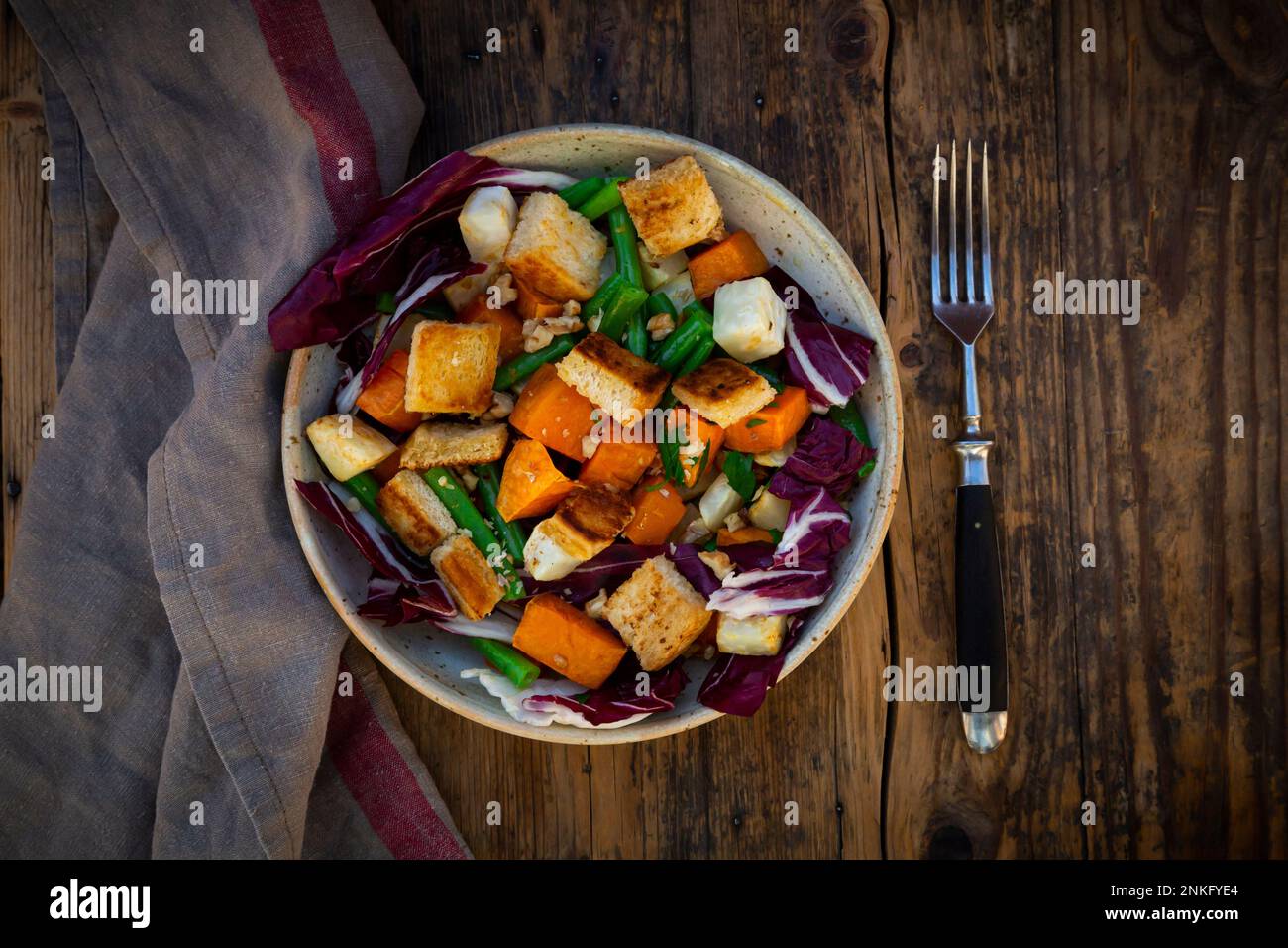 Ciotola di insalata vegana pronta da mangiare Foto Stock