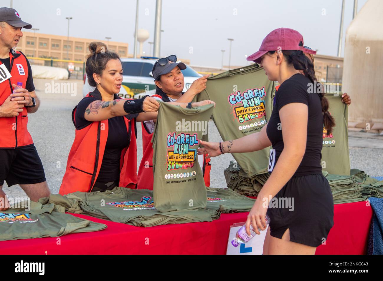 Soldati attraverso il campo Arifjan, Kuwait ha preso parte ad una gestione a colori 5k ospitata dal MWR il 14 agosto 2022. Foto Stock