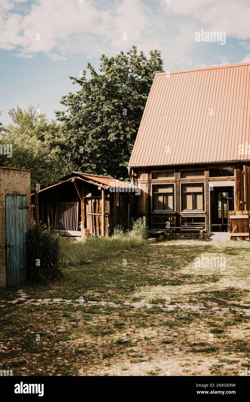 Cortile anteriore vuoto di casa vacanze in legno Foto Stock