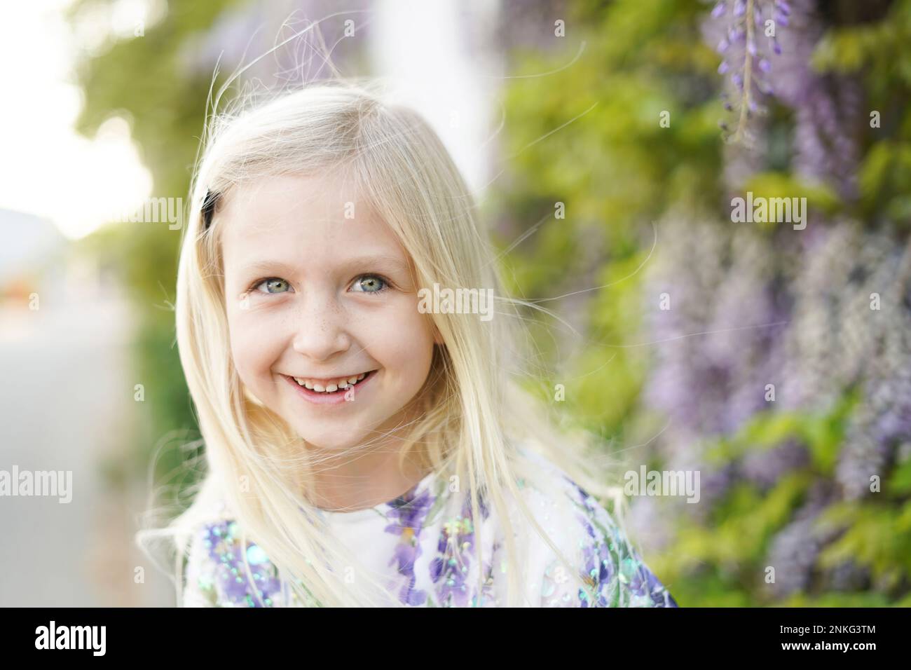 Ragazza felice con lunghi capelli biondi Foto Stock