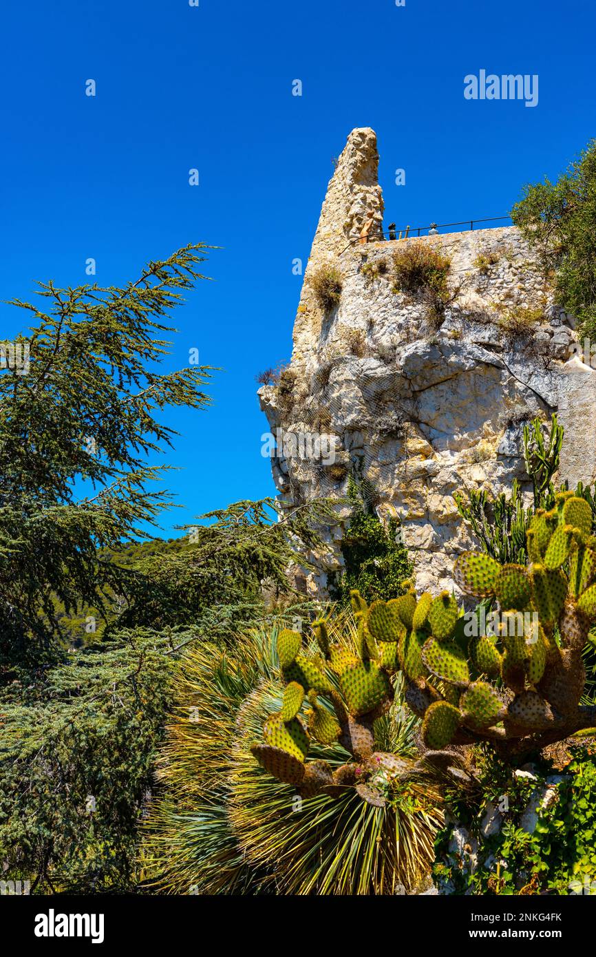 Eze, Francia - 1 agosto 2022: Rovine del castello medievale fortezza in giardino botanico esotico le Jardin de Exotique in cima alla città storica di Eze a Azure Foto Stock