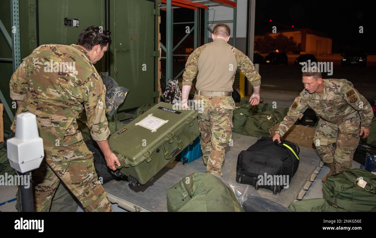 Riserva Citizen Airmen dagli squadroni del porto aereo 46th e 71st, 512th Airlift Wing, dover Air Force base, del., caricare il carico su un pallet 14 agosto 2022. I portieri aerei e il loro carico pallettizzato volarono a bordo di un C-17 Globemaster III per un esercizio del Joint Readiness Training Center a Fort Polk, in Laos. Gli scenari JRTC consentono l'integrazione completa delle forze aeree e di altri servizi militari, nonché degli attori di ruolo civili e della nazione ospitante. Le esercitazioni replicano molte delle situazioni e delle sfide uniche che un'unità può affrontare, compresi i funzionari e i cittadini nazionali ospitanti, i ribelli e i terroristi, le notizie Foto Stock