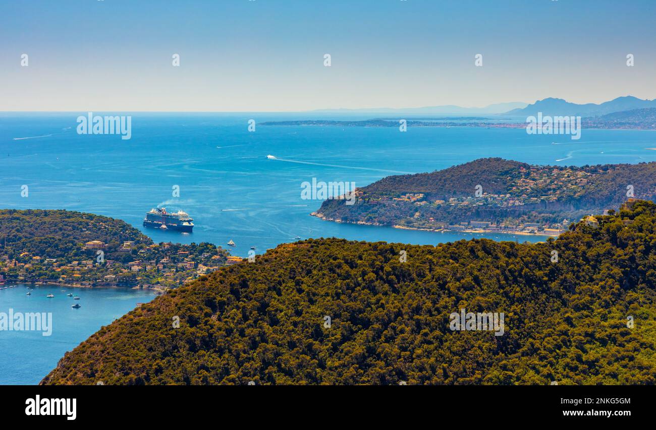 Eze, Francia - 1 agosto 2022: Vista panoramica di San Capo Jean Cap Ferrat e villaggio Beaulieu sur Mer visto dalla città storica di Eze su Azure costo o Foto Stock