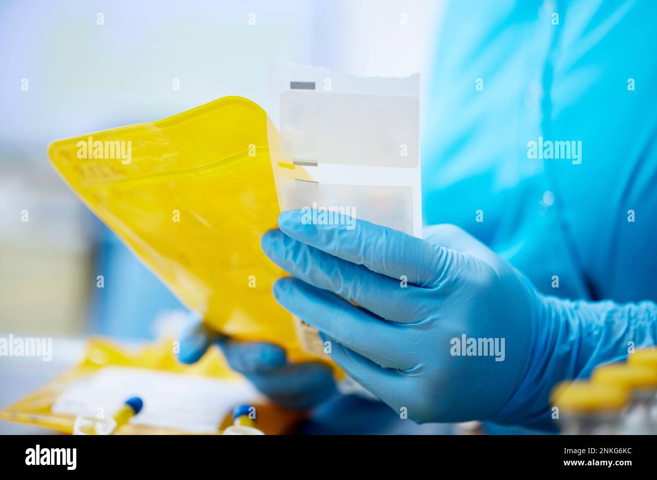 Primo piano di un tecnico di laboratorio che detiene campioni scientifici in un laboratorio microbiologico Foto Stock