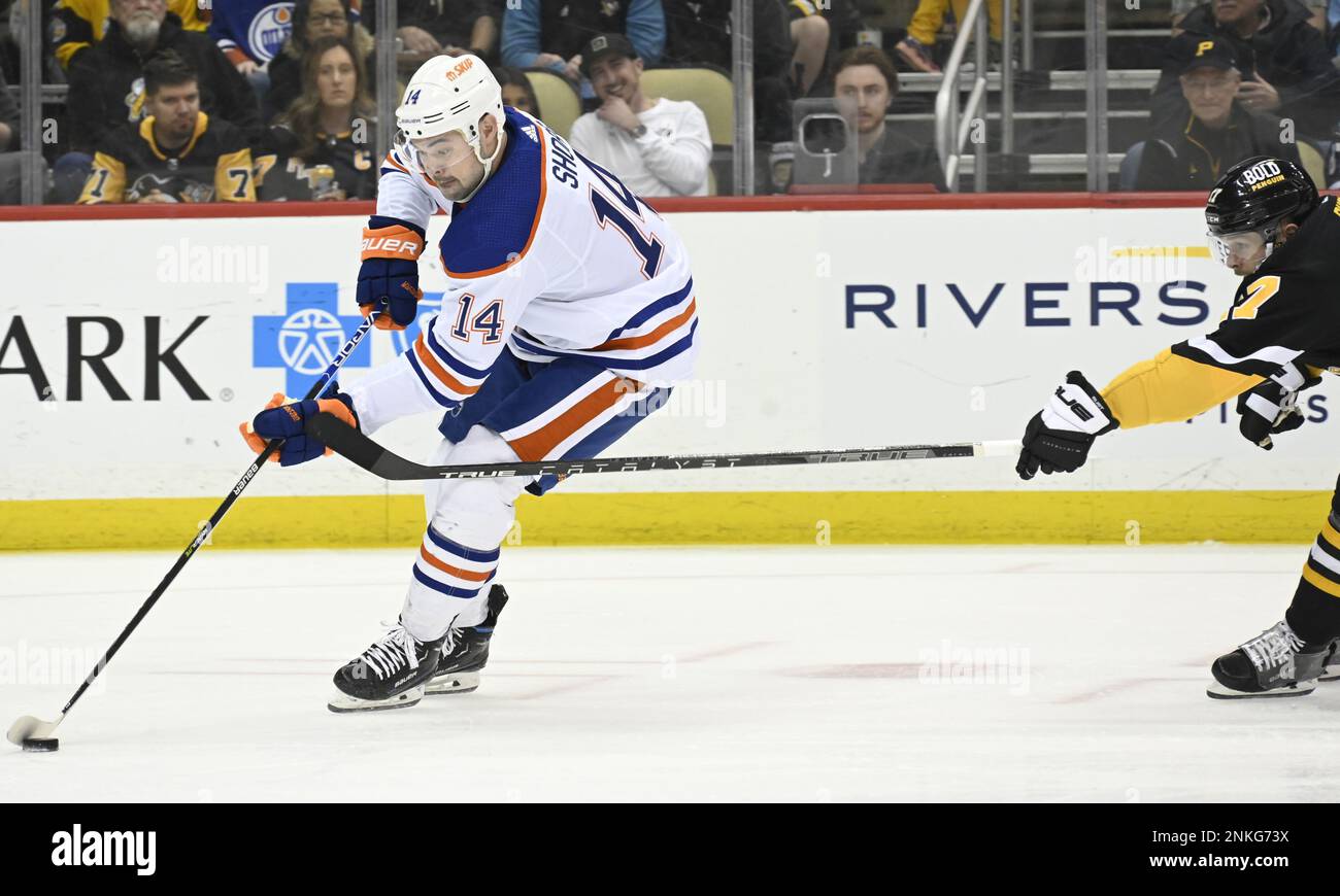 Pittsburgh, Stati Uniti. 23rd Feb, 2023. L'ala destra di Pittsburgh Penguins Bryan Rust (17) raggiunge il puck mentre il centro Edmonton Oilers Devin Shore (14) compie il turno e continua a segnare durante il secondo periodo alla PPG Paints Arena di Pittsburgh giovedì 23 febbraio 2023. Foto di Archie Carpenter/UPI Credit: UPI/Alamy Live News Foto Stock