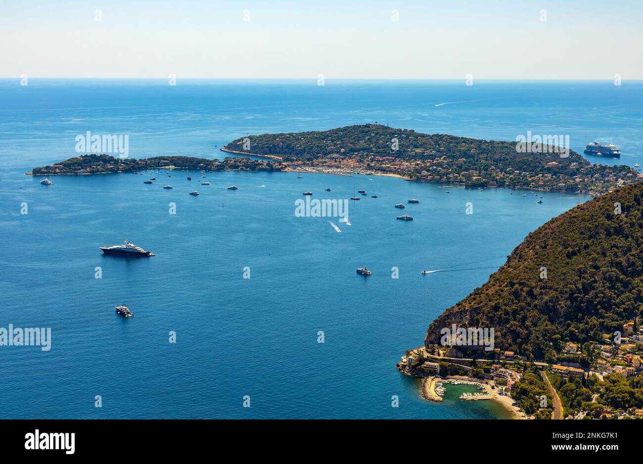 Eze, Francia - 1 agosto 2022: Vista panoramica di San Capo Jean Cap Ferrat e villaggio Beaulieu sur Mer visto dalla città storica di Eze su Azure costo o Foto Stock