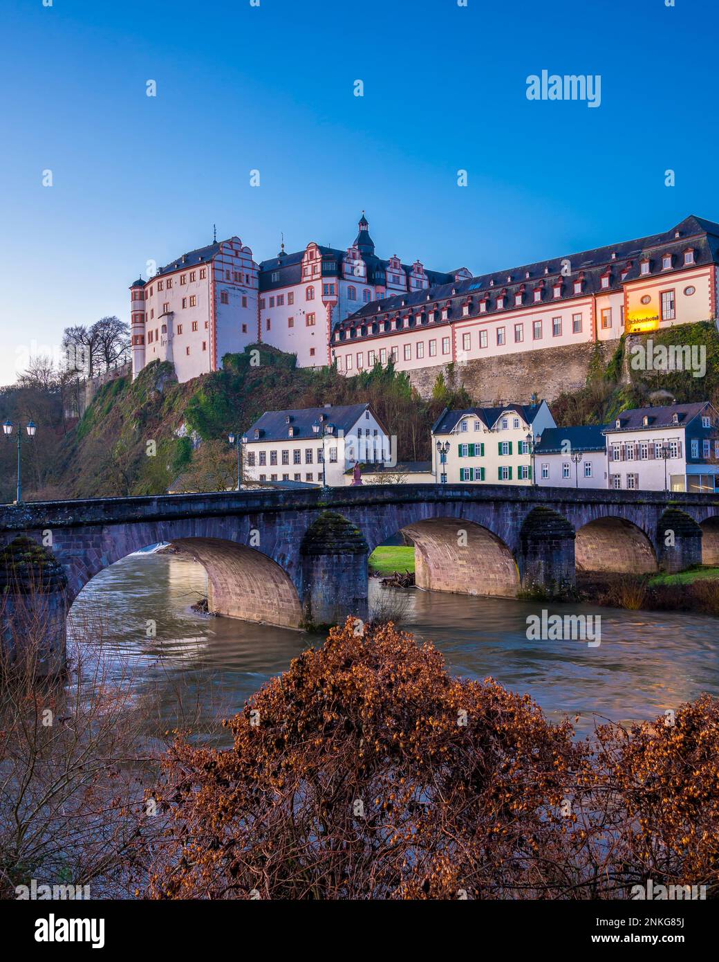 Weilburg Castello con fiume e vecchio ponte Lahn sotto il cielo blu Foto Stock