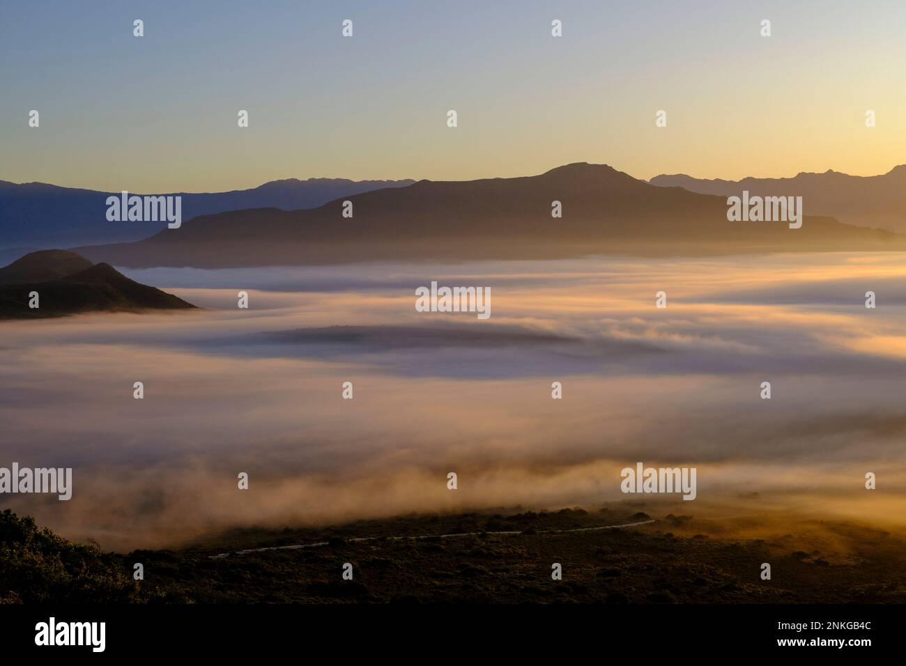 Langeberg paesaggio montano con nebbia all'alba Foto Stock