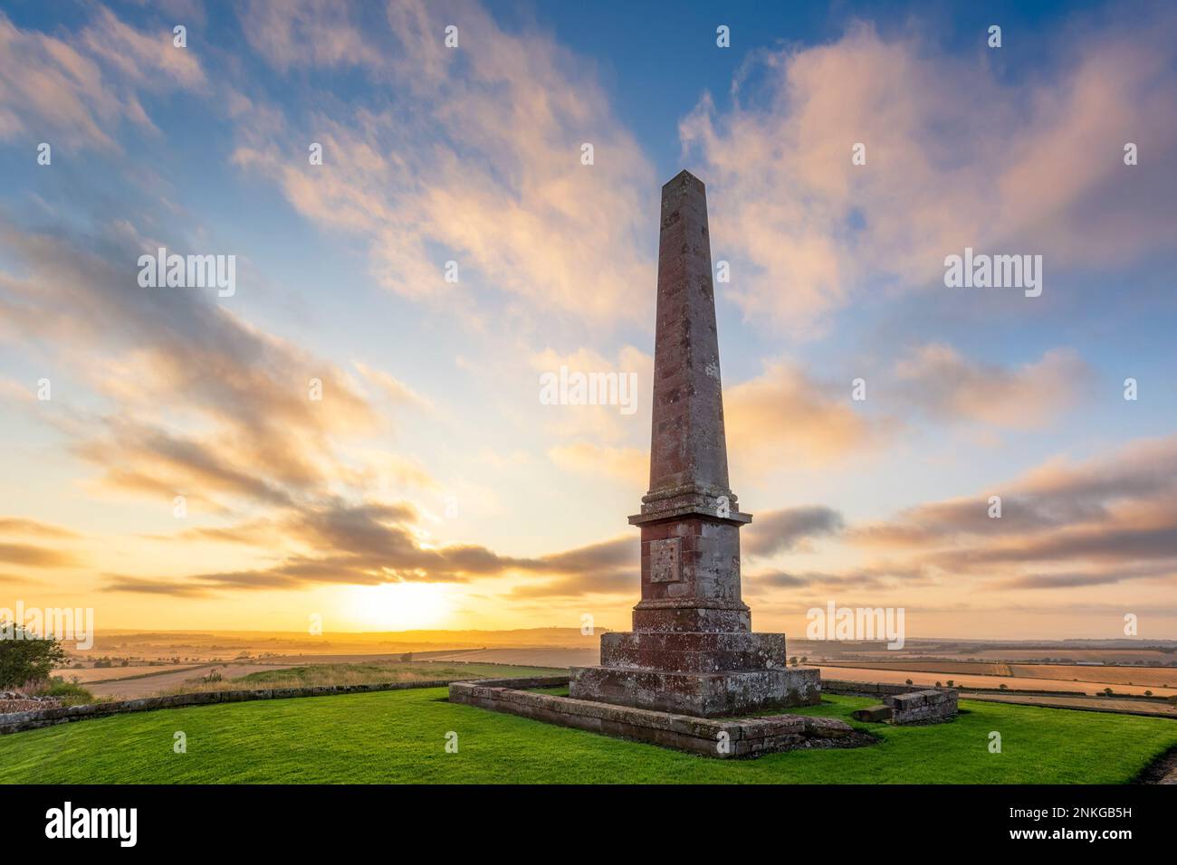 Balfour Monument di fronte al cielo al tramonto, East Linton, Scozia Foto Stock