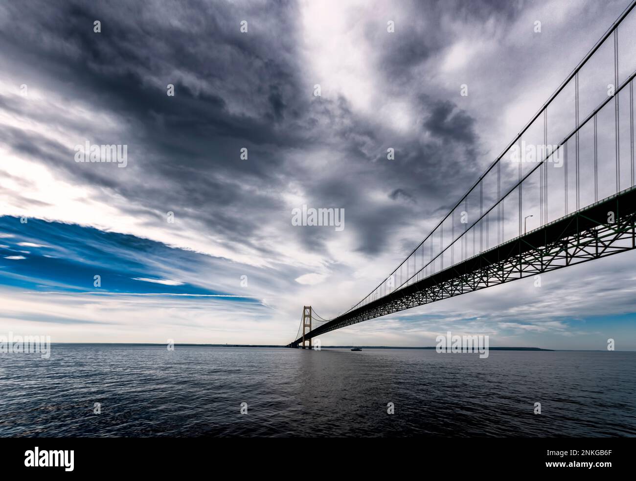Mackinac Bridge che attraversa lo stretto di Mackinac che collega la penisola superiore e inferiore dello stato americano del Michigan, USA Foto Stock