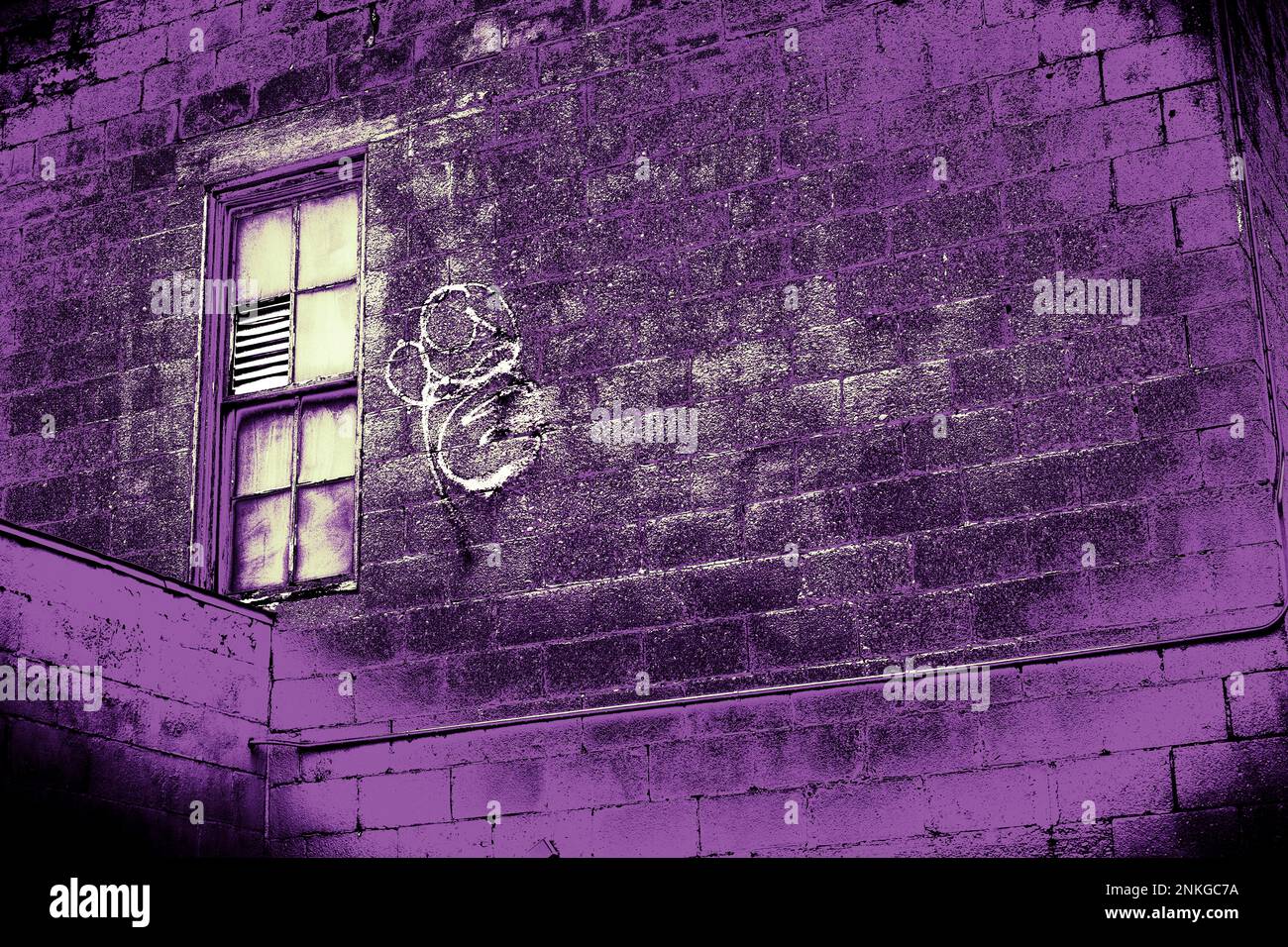 Pareti viola, graffiti bianchi, pannelli e cornici delle finestre viola (effetto photoshop) nel centro di Ludington, Michigan, Stati Uniti. Foto Stock