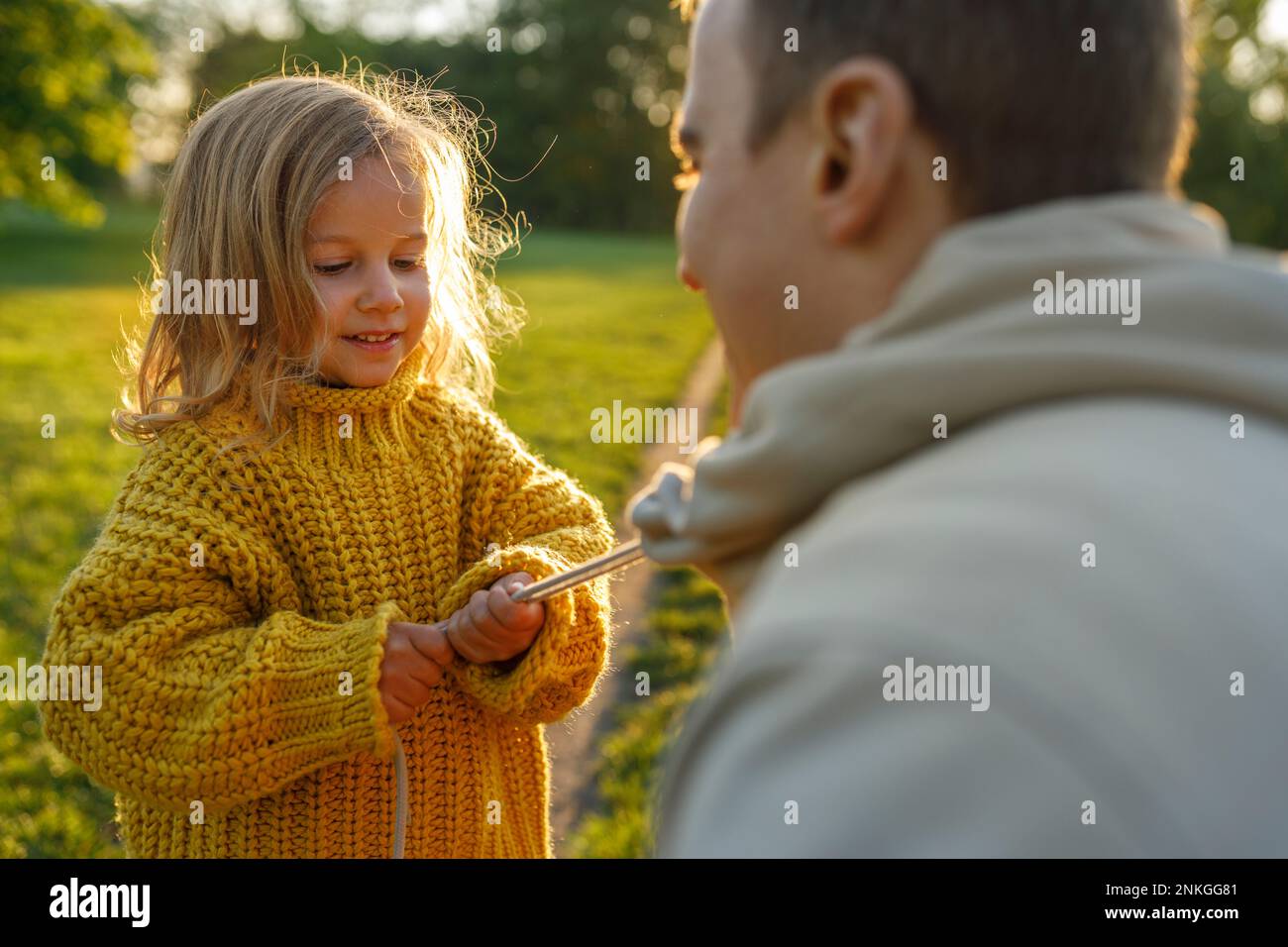 Ragazza carina che gioca con il padre nel parco Foto Stock