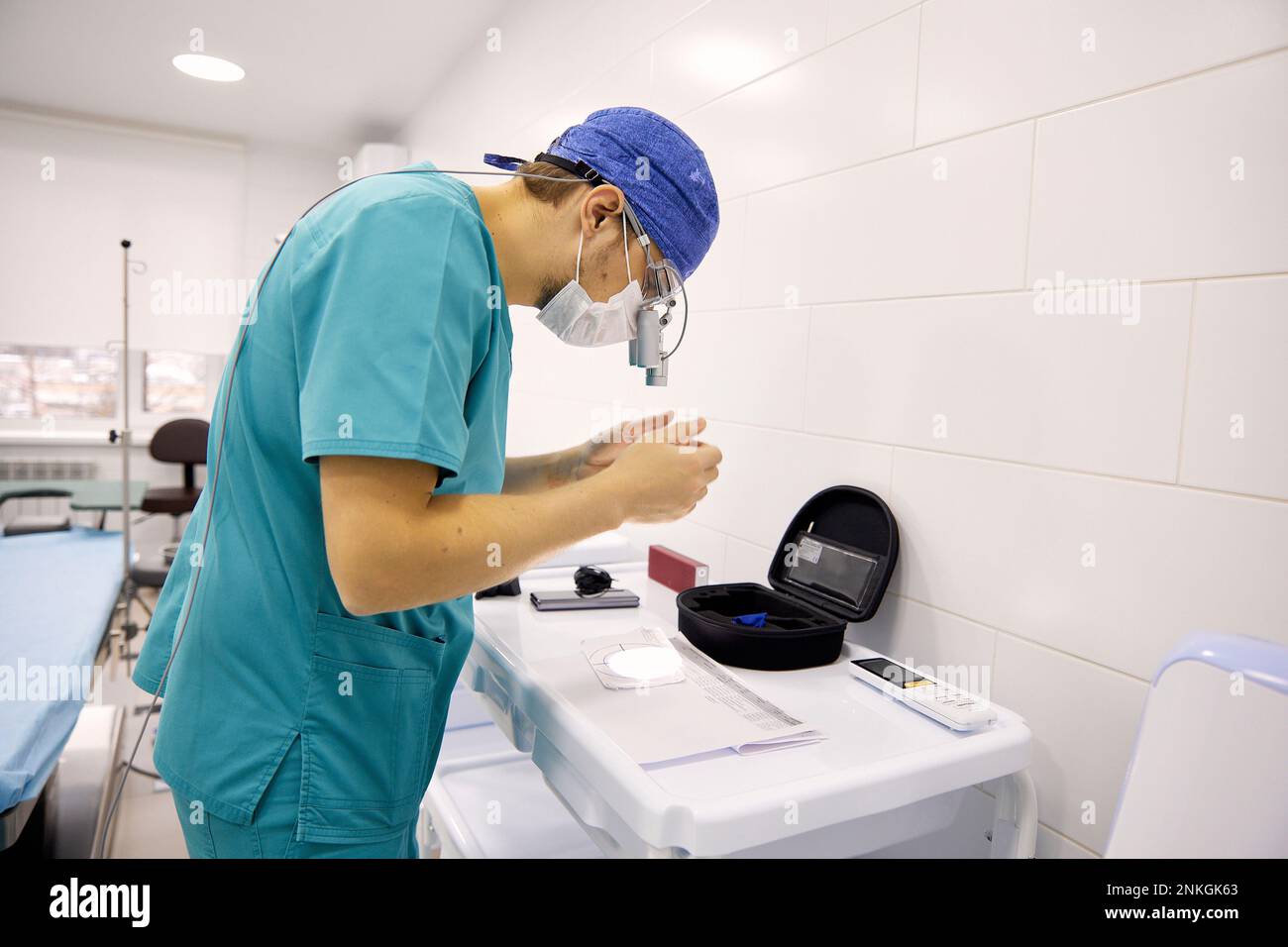 Chirurgo che regola l'apparecchiatura in ospedale Foto Stock