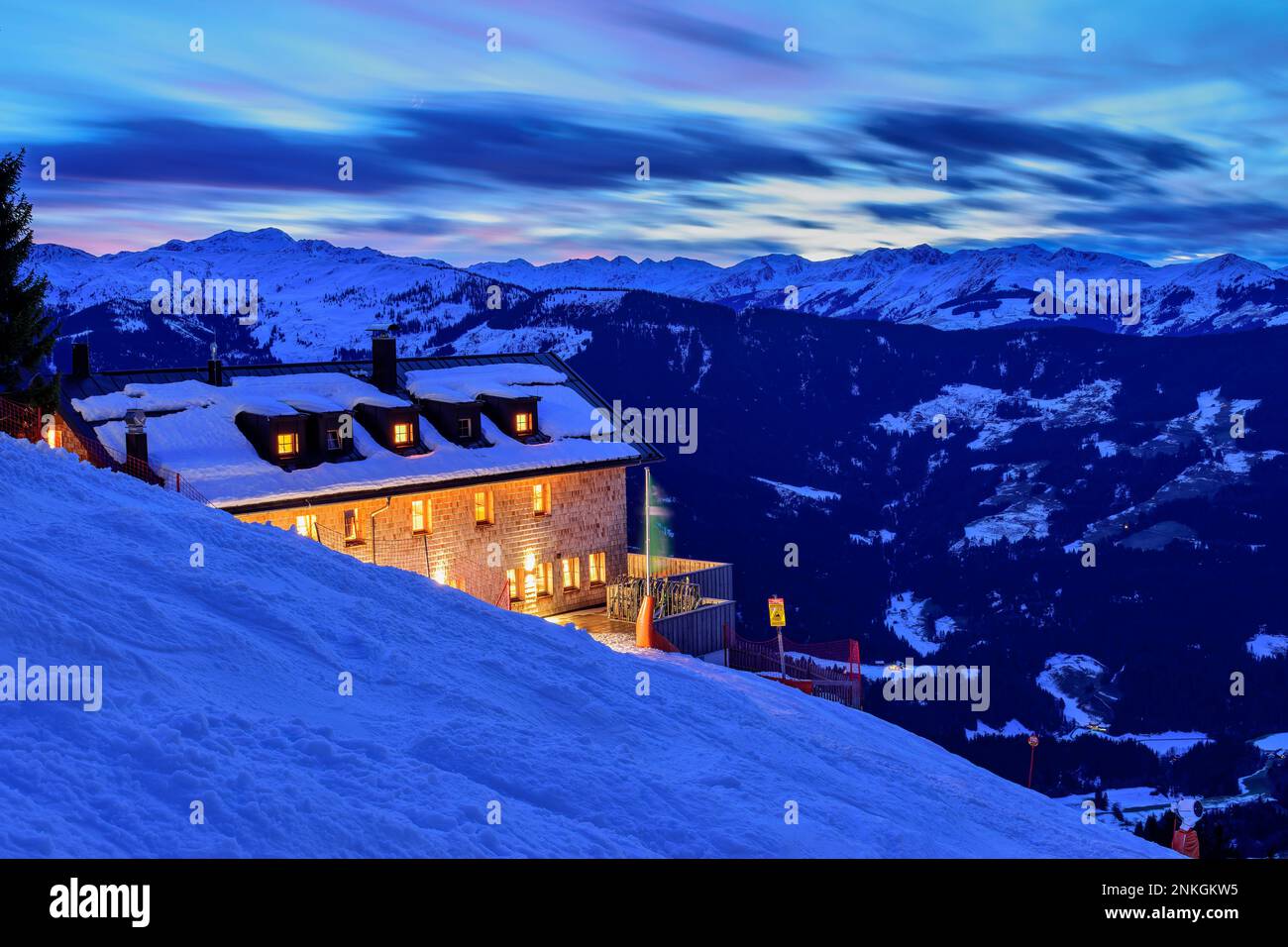 Austria, Tirolo, Alpenrosenhutte nelle Alpi di Kitzbuhel al crepuscolo Foto Stock