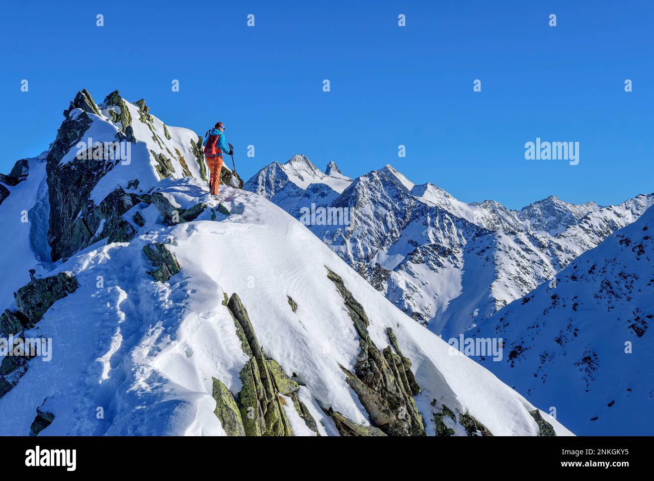 Austria, Tirolo, escursionista femminile sulla cima del monte Innerer Falk Foto Stock